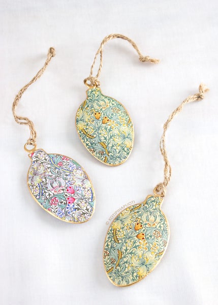 Nostalginen emaliriipus kukkakuosilla, ovaali