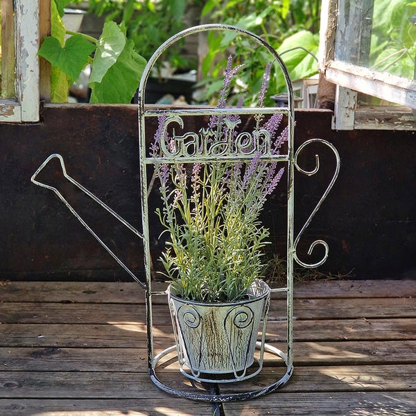 Metallinen kasviteline, kastelukannu