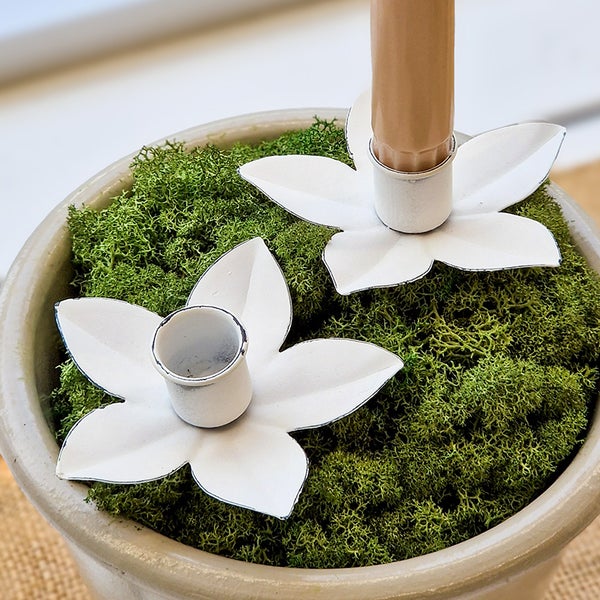 Kynttil&auml;njalka piikill&auml;,  antiikkivalkoinen