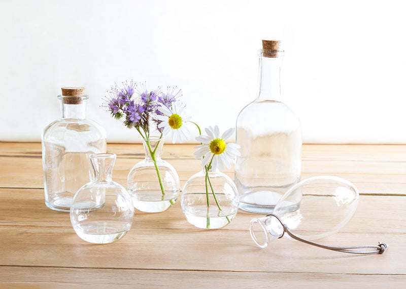 Lasipullo korkilla, eri kokoja