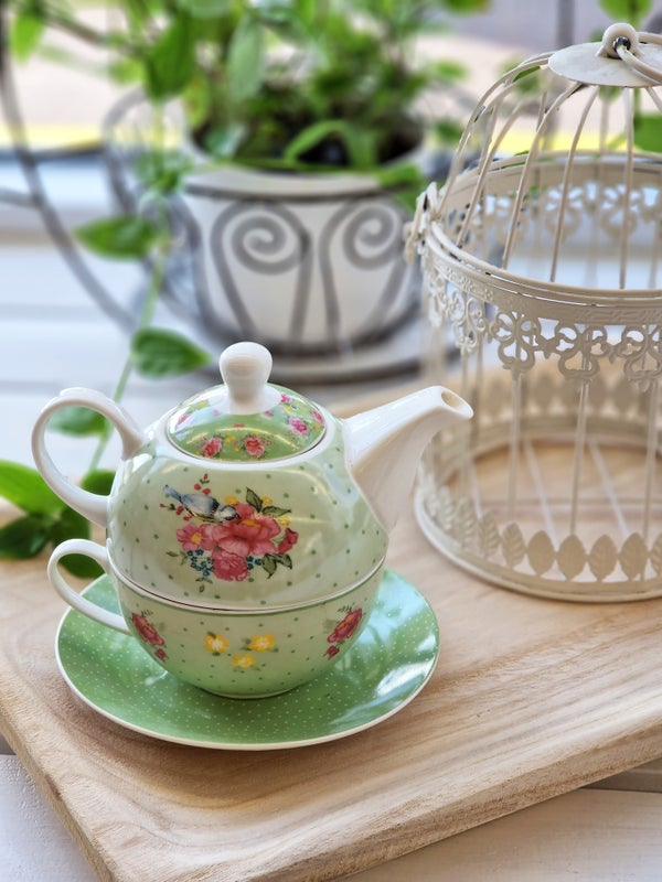 Posliininen teekannu + kuppi ja lautanen