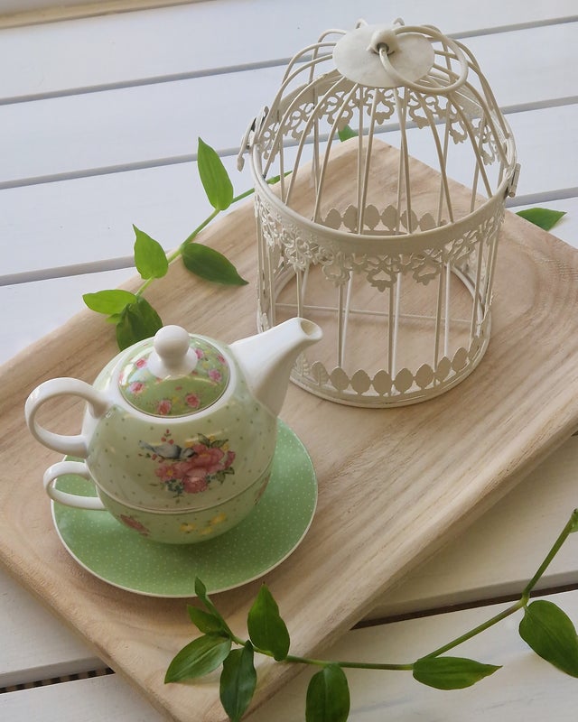 Posliininen teekannu + kuppi ja lautanen